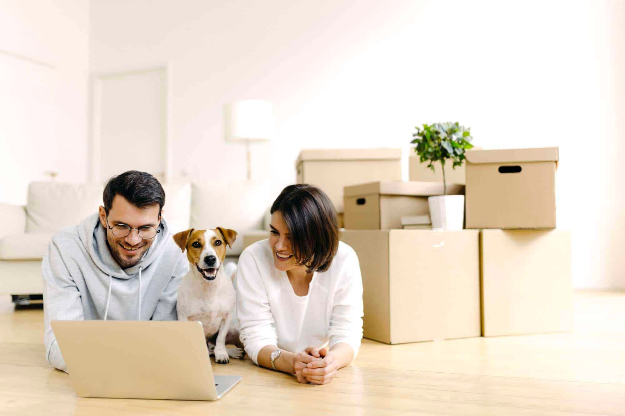 Familie in neuer Wohnung